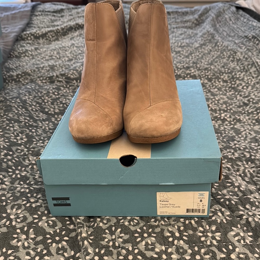 TOMS Kelsey wedge Ankle Boots Taupe 8M